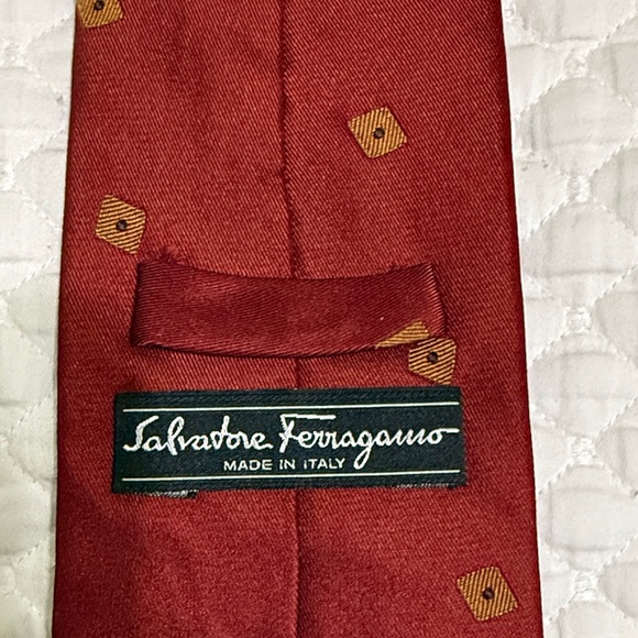 Salvatore Ferragamo 100% Silk Burgundy Tie with Gold Geometric Pattern - Picture 3 of 6